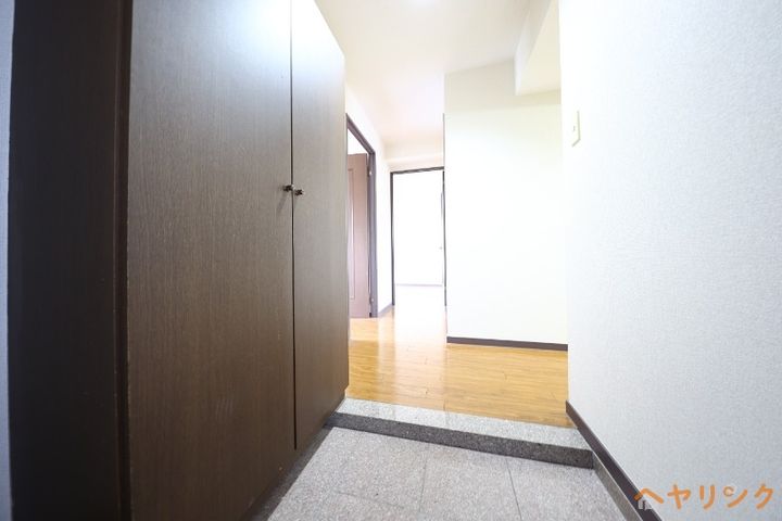 クレスト壱番館3Dの玄関