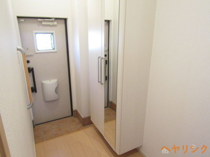 サンモールBの玄関