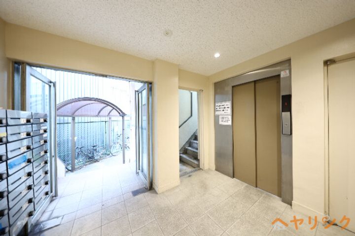 第一下林ビル202の玄関