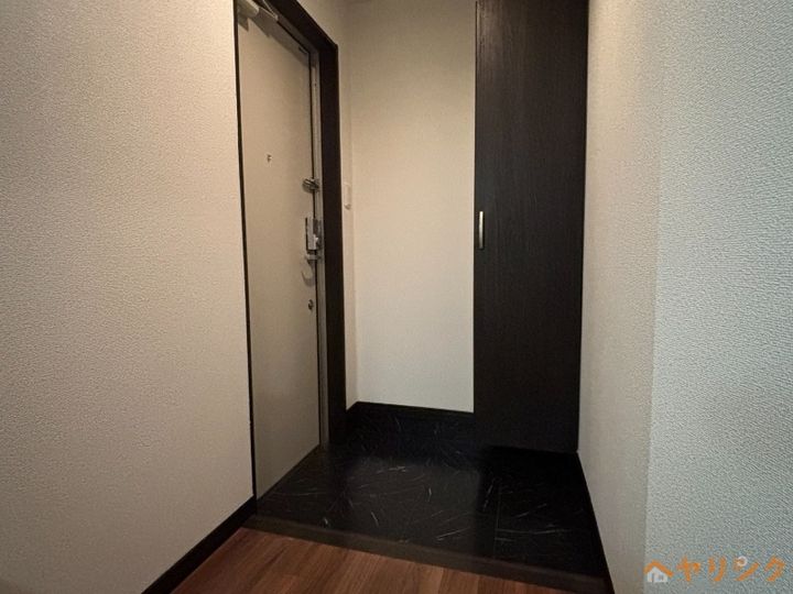 Glanz栄生の玄関