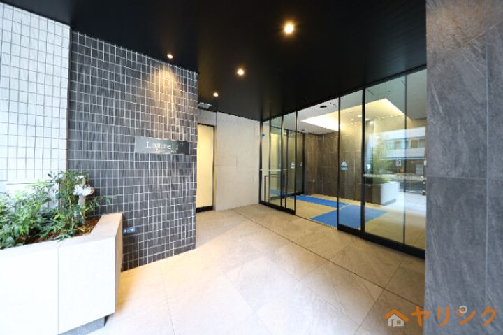 ローレルアイ名駅東の玄関