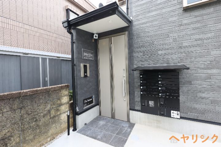 ラフェスタ志賀本通の玄関