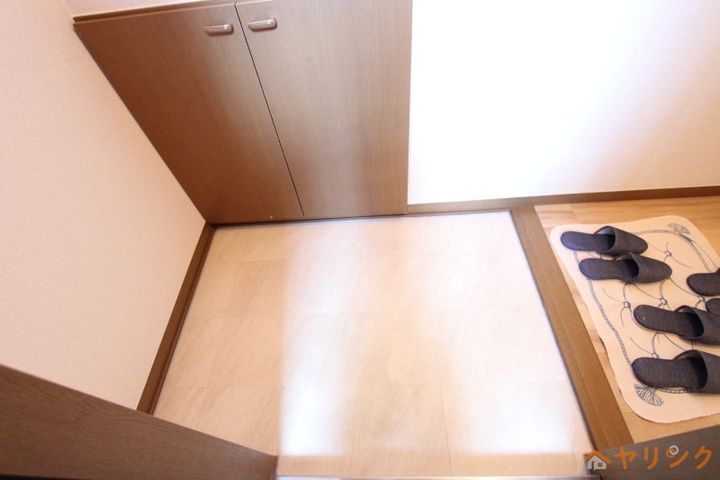 レェーヴ江向の玄関