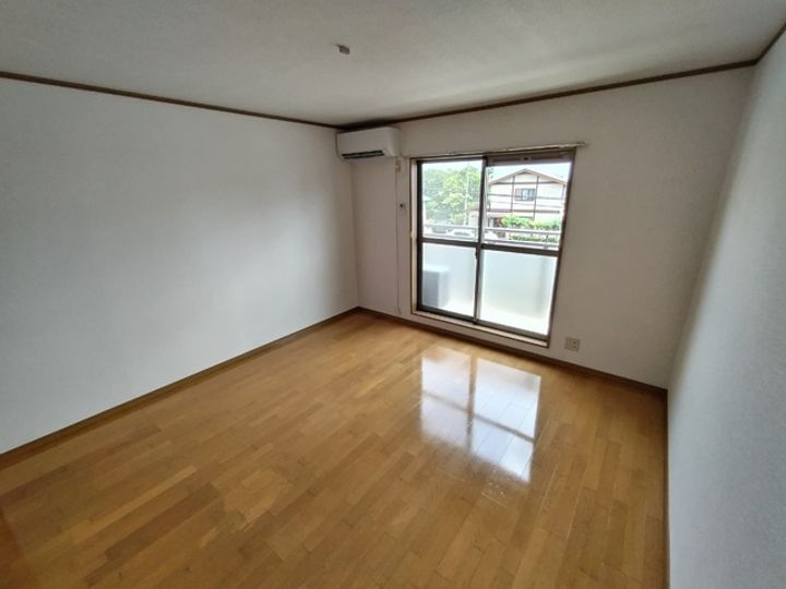 ヒルサイド南中山202の居間