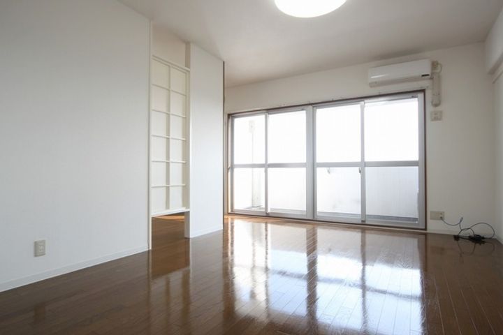 アーバン山越903の居間