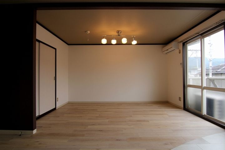 フレグランス新石手A棟202の居間