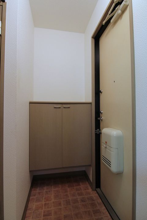 セントラルコート鷹子A棟201の玄関