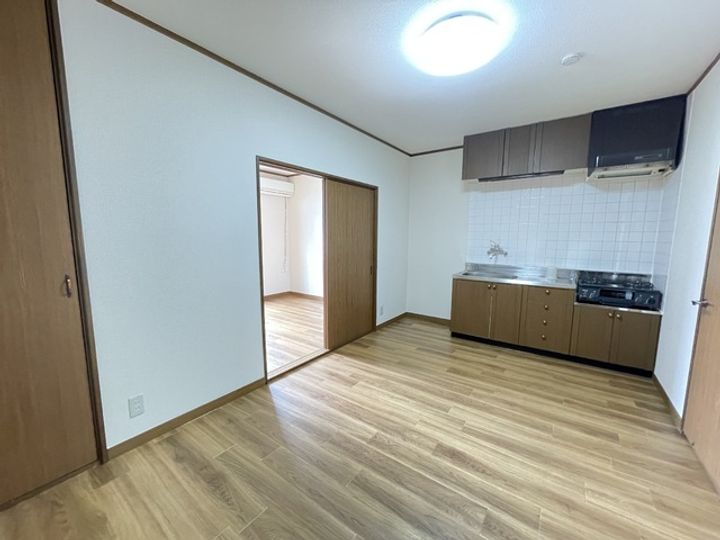 メゾン神田B203の居間