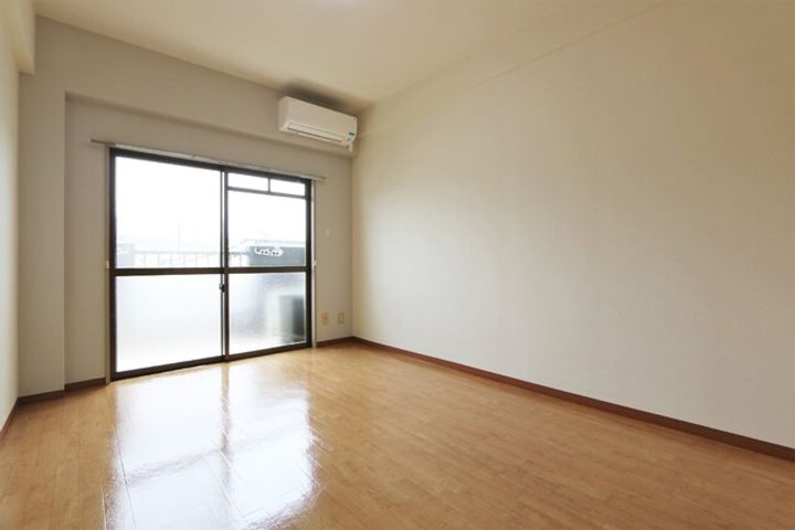 ヴィレッヂ上野303の居間