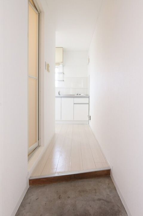 日商ハイツ305の玄関