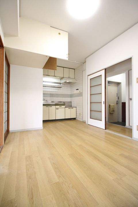 シティハイツ三郎丸205の居間