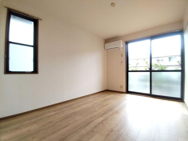 ステーションハウス久米Ⅲ A棟102の居間