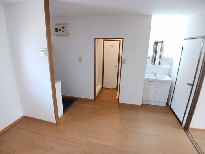 ファミールヤエス102の居間