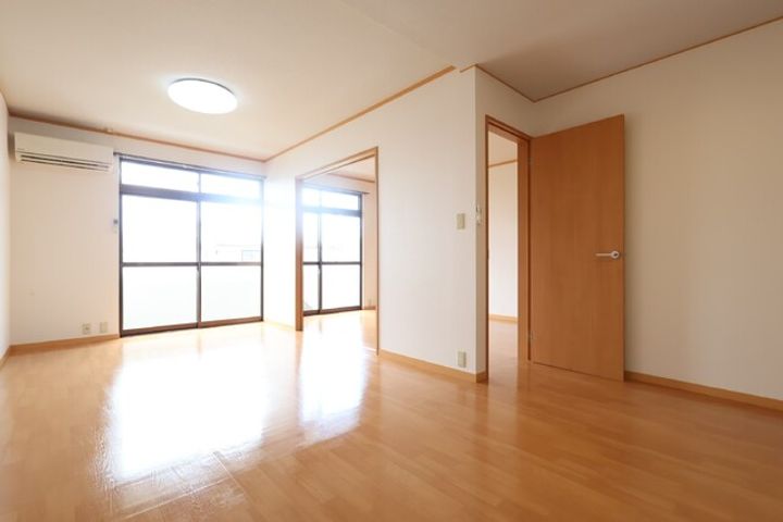 シャンシュール松山205の居間