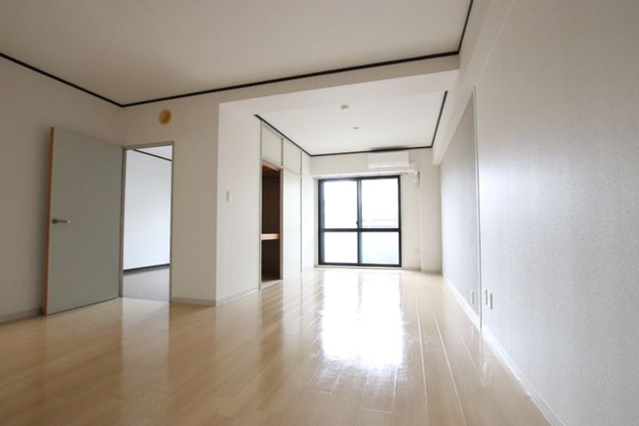 コルレット大宮106の居間