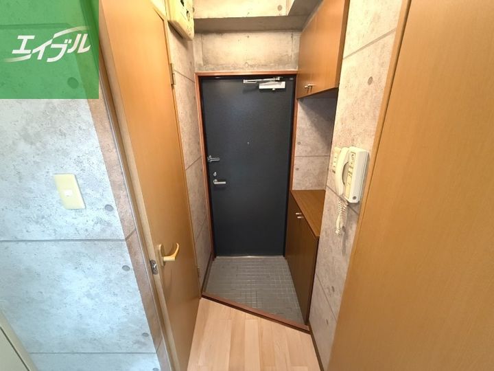 クレインコート東園405の玄関