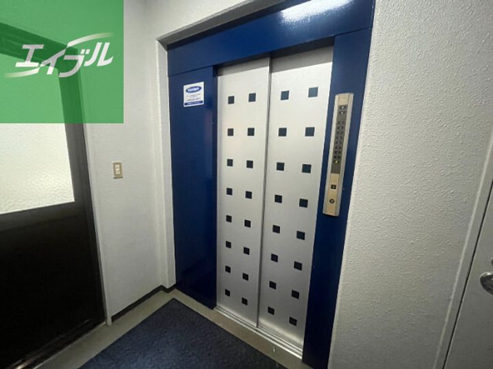 桶屋町七福ビルの玄関