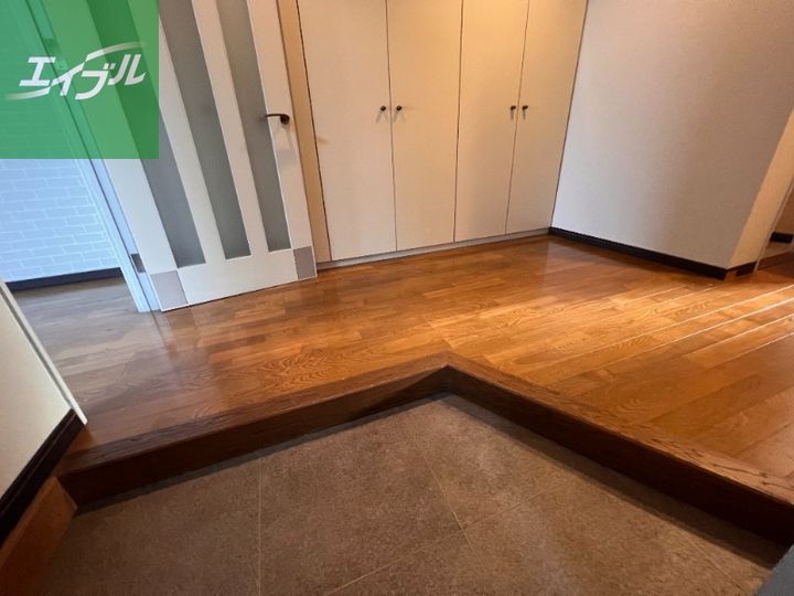 八木ビル501の玄関