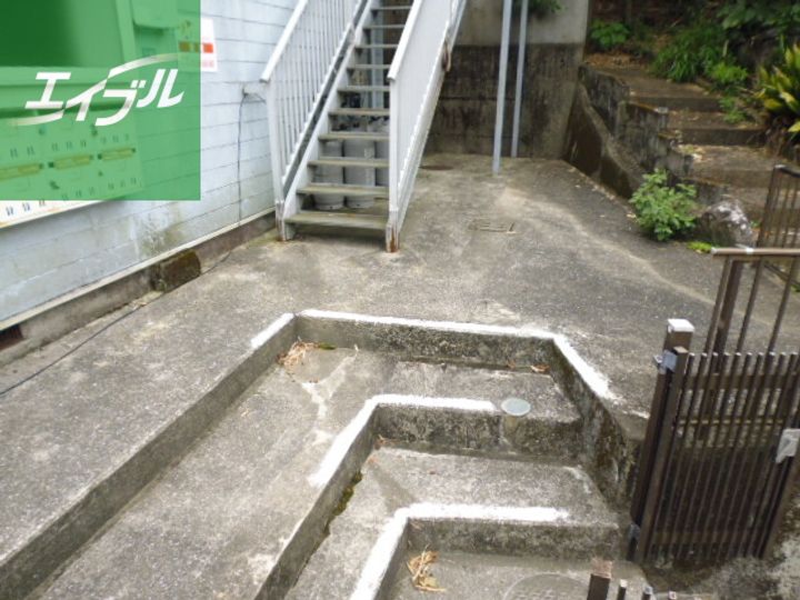 ヒルサイド西山105の玄関