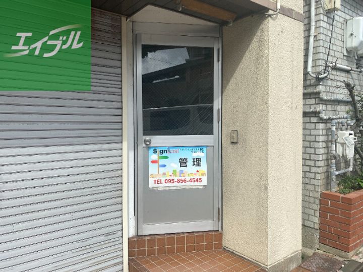 山口ビル(勝山町)の玄関