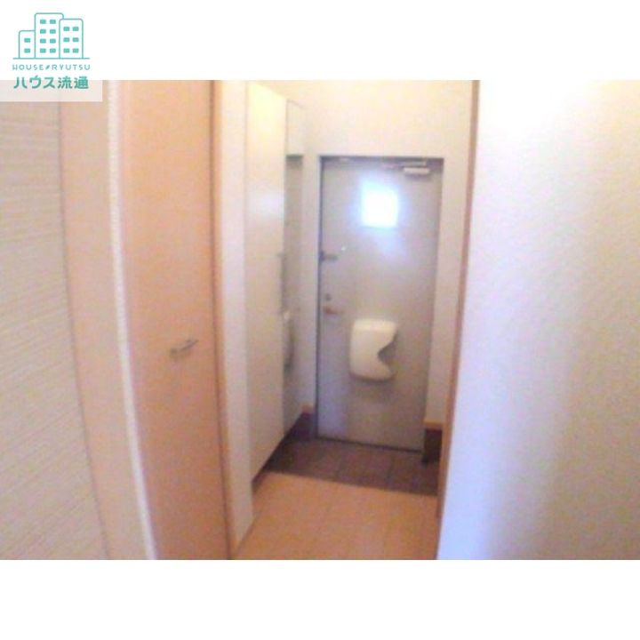 クローバー三城Bの玄関