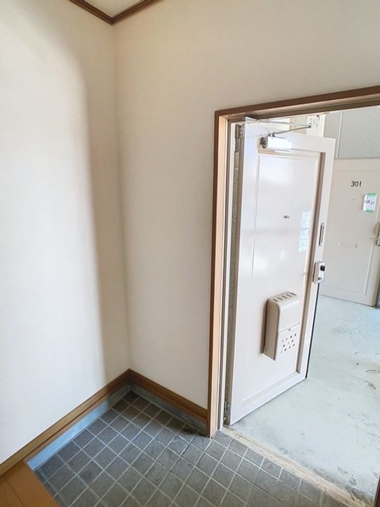 サンリッチ新橋302の玄関