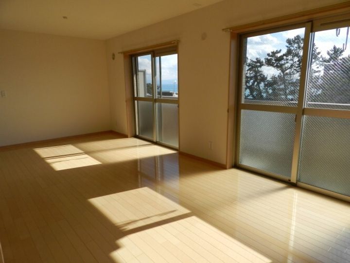 ステージグランブルー204の居間