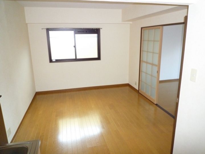 ファミール西浜田N-3Aの居間