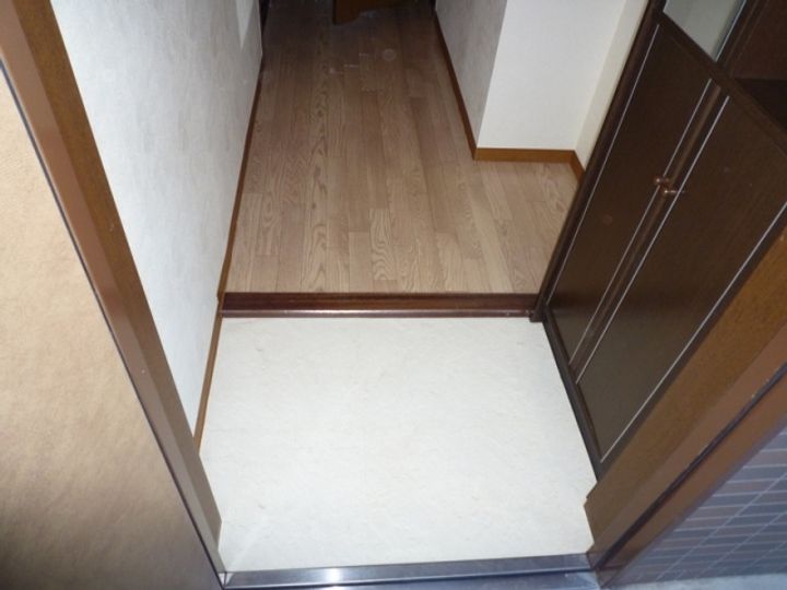 ファミール西浜田N-3Aの玄関