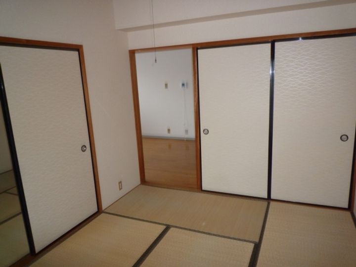 ファクタービルの居間