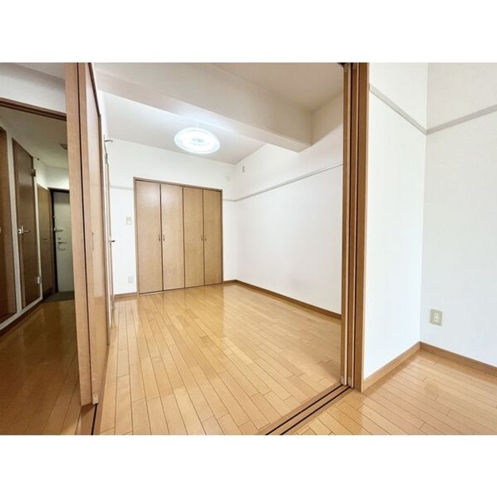 四日市エンブルコートの居間