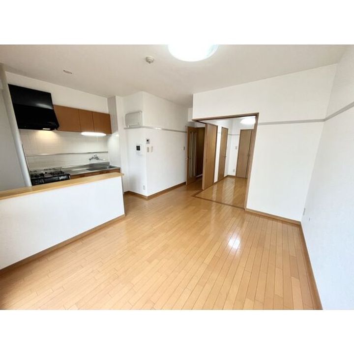 四日市エンブルコートの居間