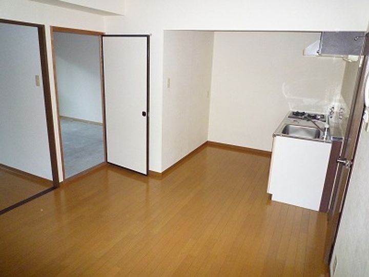 ファミール西浜田N4Bの居間
