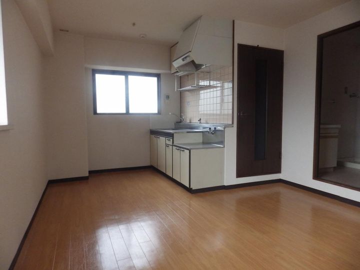 第三宮脇笹川ハイツB202の居間