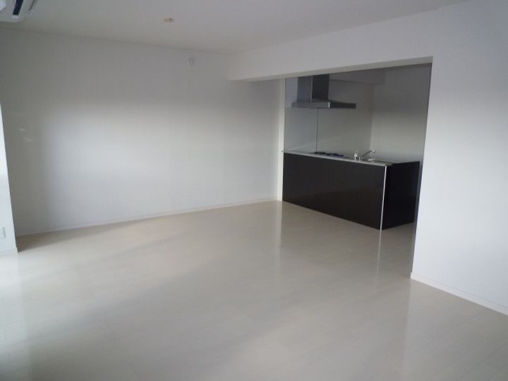 プロミネント四日市の居間