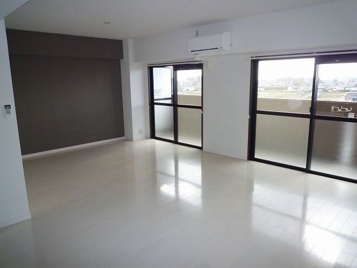 プロミネント四日市の居間