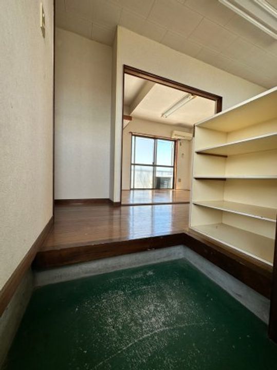 レジデンス小古曽の玄関