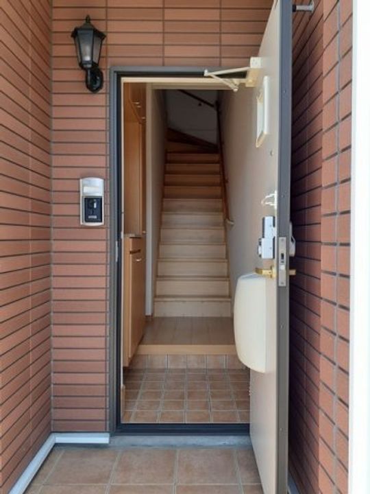 プラシード阿倉川Aの玄関
