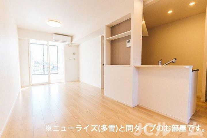 新潟県柏崎市城塚(アパート)の賃貸物件の居間