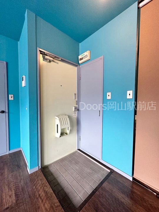 RE APARTMENT4の玄関