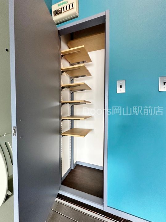 RE APARTMENT4の玄関