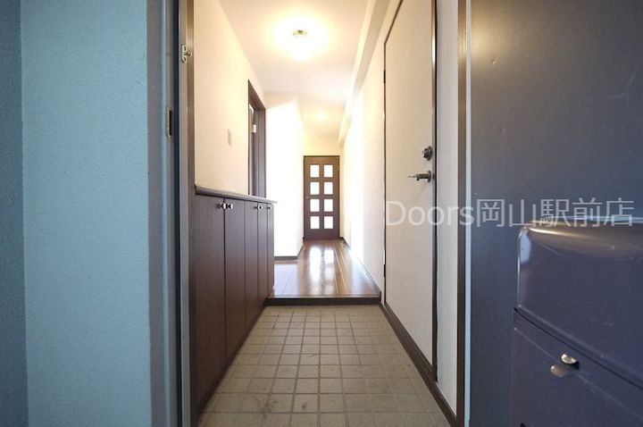 岡山県岡山市中区門田屋敷1丁目(マンション)の賃貸物件の玄関