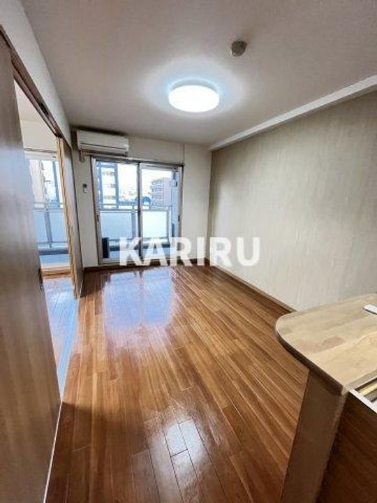 ドルフ今里駅前202の居間