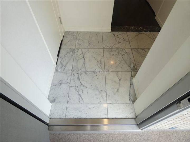 リベール三宮ミッド・キャストの玄関