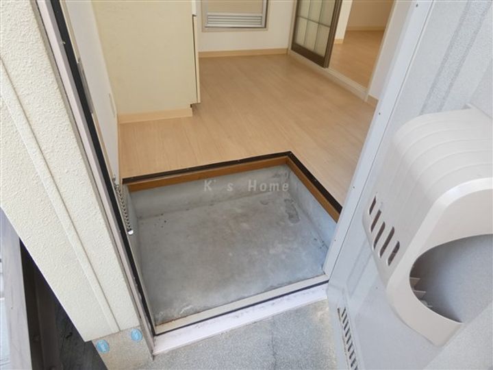 フレグランス西岡本の玄関