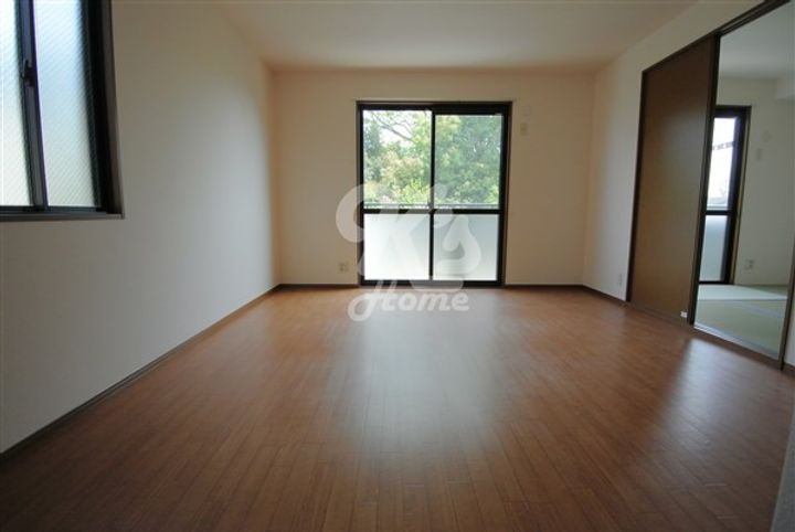 サニーガーデン須磨B201の居間