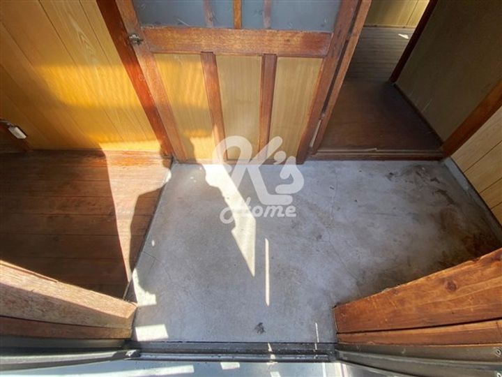 西山町アパートの玄関