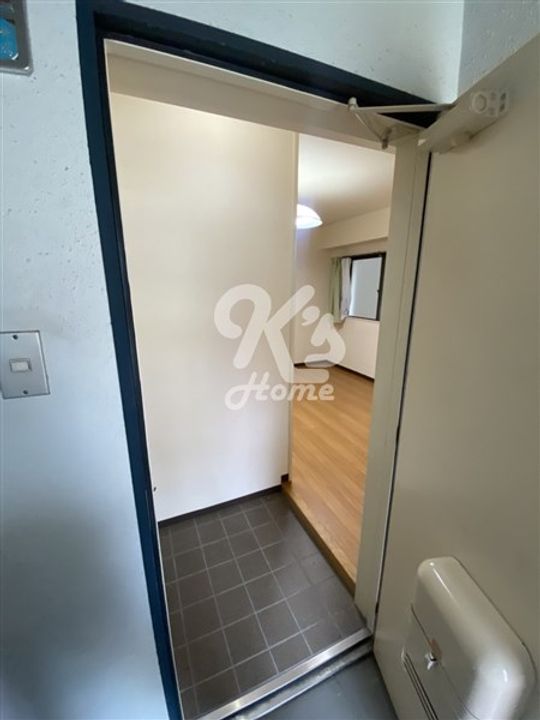 野村ビルの玄関