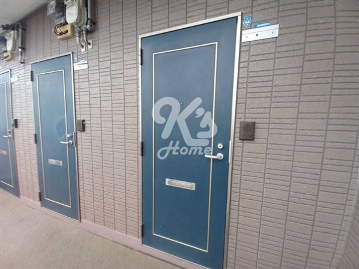 山本ハイツの玄関