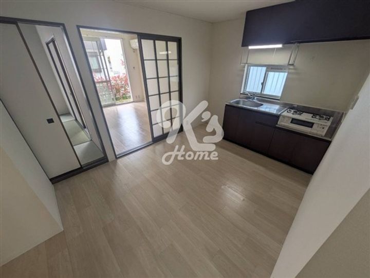 クイーンズコート東落合B-102の居間